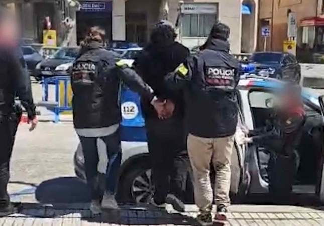Cae en Arenys de Mar un fugitivo estadounidense por violar e intentar asesinar a una mujer que conoció en una app
