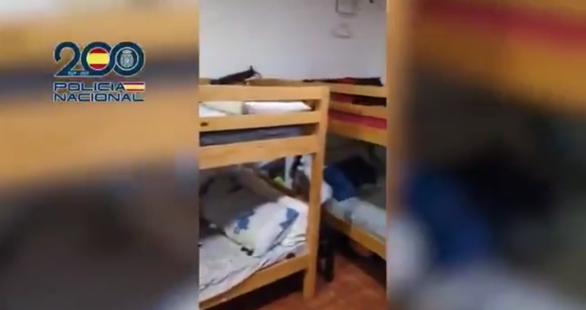 Cae una red en Móstoles que prostituía a 18 mujeres en un chalet: dormían hacinadas en el sótano