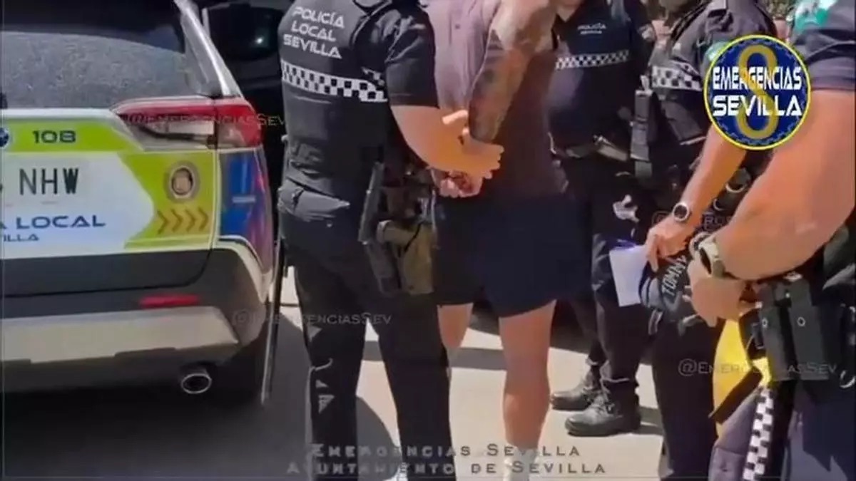 Un hombre en estado crítico en Sevilla tras recibir un fuerte puñetazo durante una discusión de tráfico