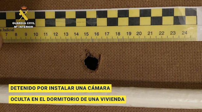 Detenido un cuidador en Pilas (Sevilla) por grabar a dos mujeres desnudas con una cámara oculta en su dormitorio