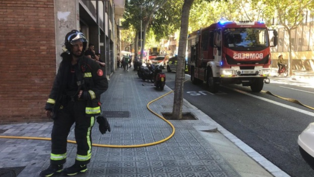 Se declara un incendio en un 'escape room' del barrio del Camp de l'Arpa de Barcelona sin causar heridos