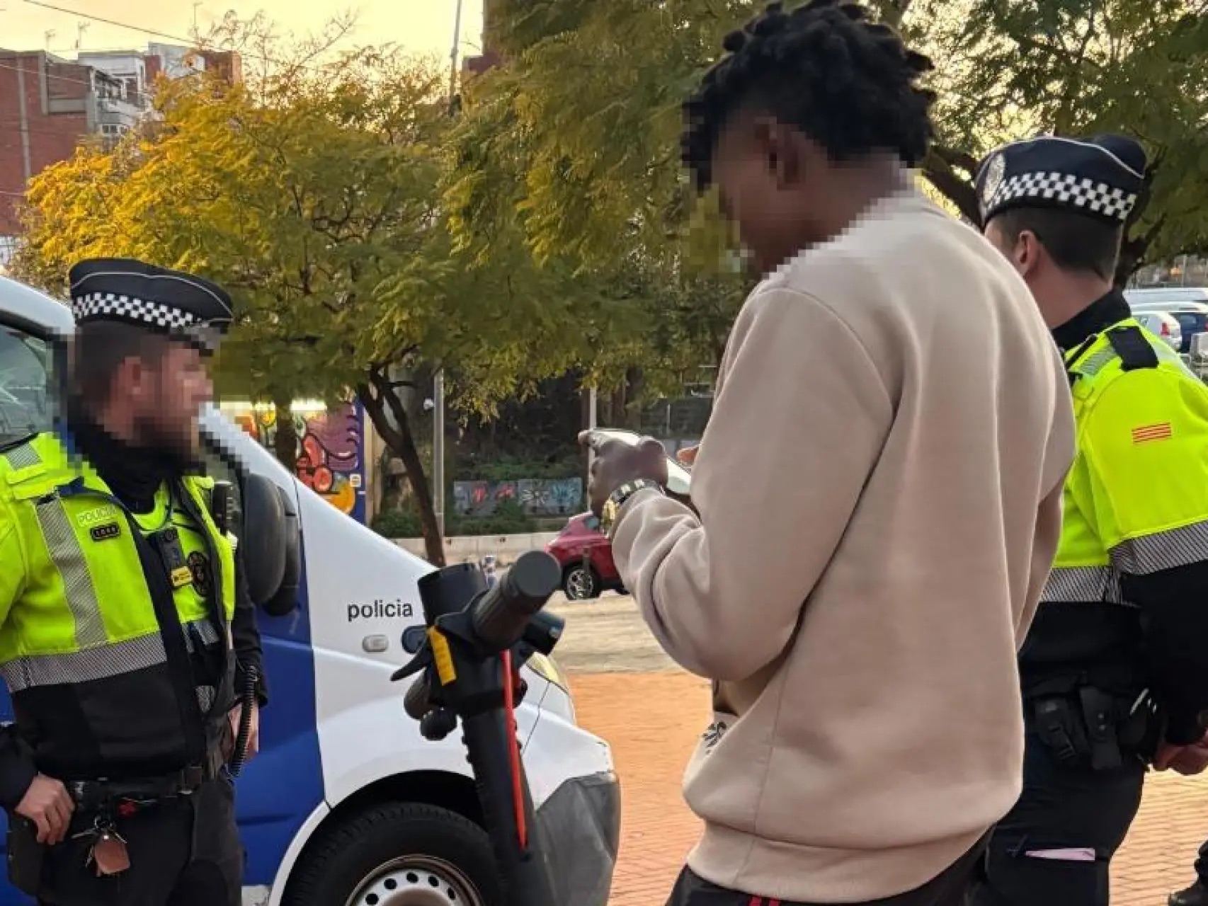 Seis detenidos en una macroredada contra robos violentos con patinete en L'Hospitalet de Llobregat