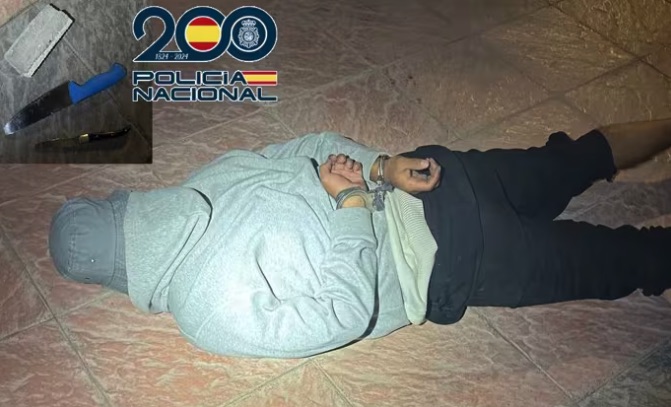 Detenido un joven armado por rajar las ruedas de siete vehículos en el puerto de Málaga