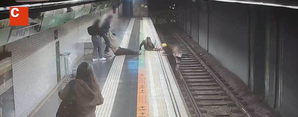 Una agente de Mossos fuera de servicio rescata a un hombre de las vías del metro en Plaza España