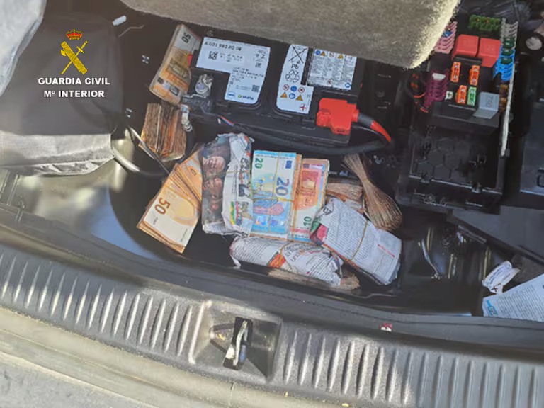 La Guardia Civil interviene 133.900 euros en efectivo ocultos en un coche durante un control en Villarta de San Juan