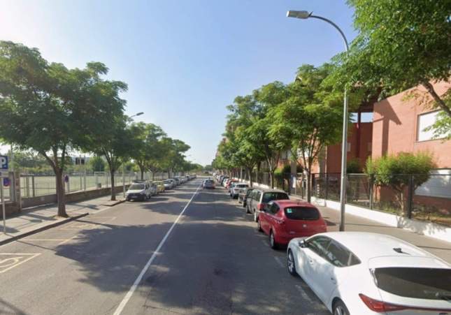 Intervenidos dos jóvenes en El Prat por grabar un videoclip en la calle con una ametralladora simulada