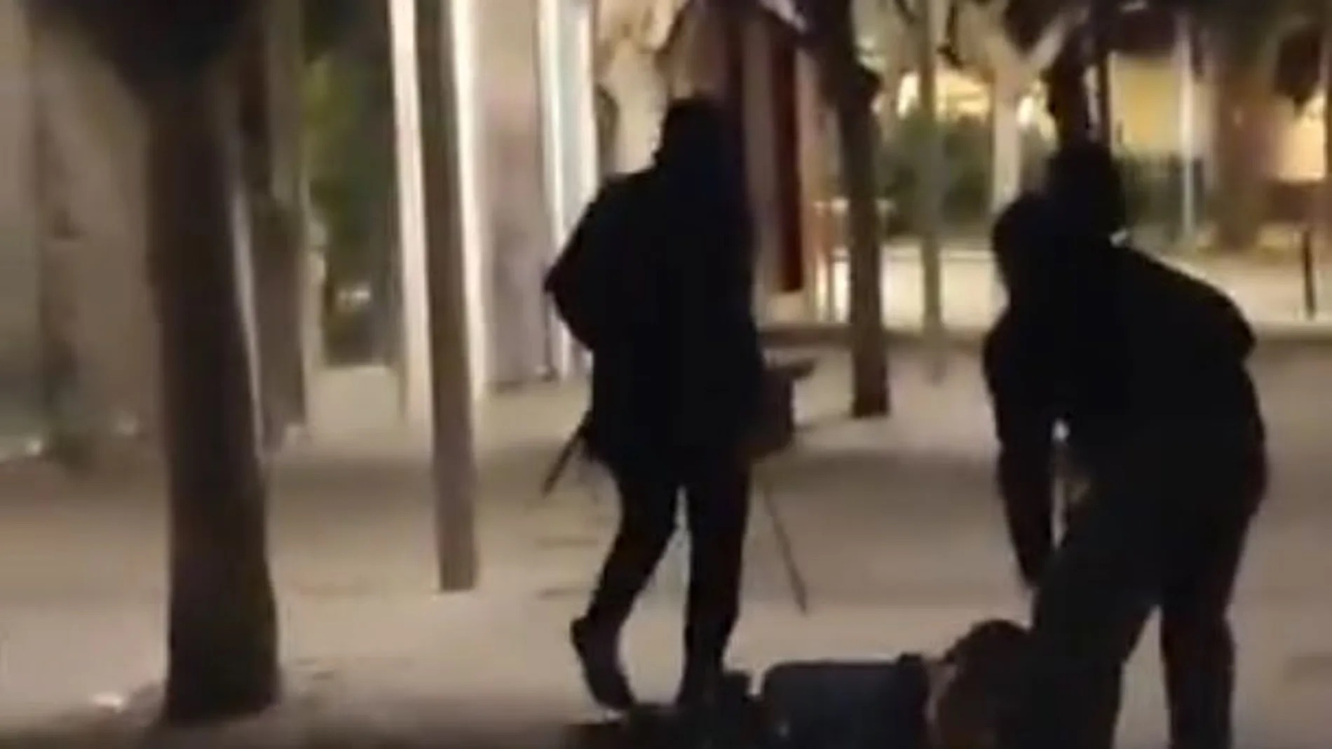 Detenido tras atacar con machete a varias jóvenes en el centro de Mataró durante una noche de robos