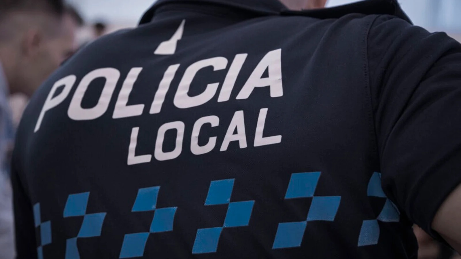 Cuatro jóvenes identificados en Xàbia tras agredir a otro y causar graves destrozos en la calle
