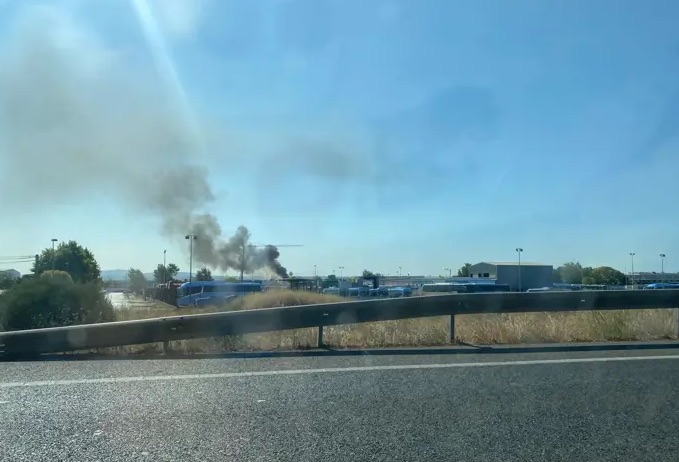 Bomberos de Palma trabajan en un incendio declarado en Son Banya