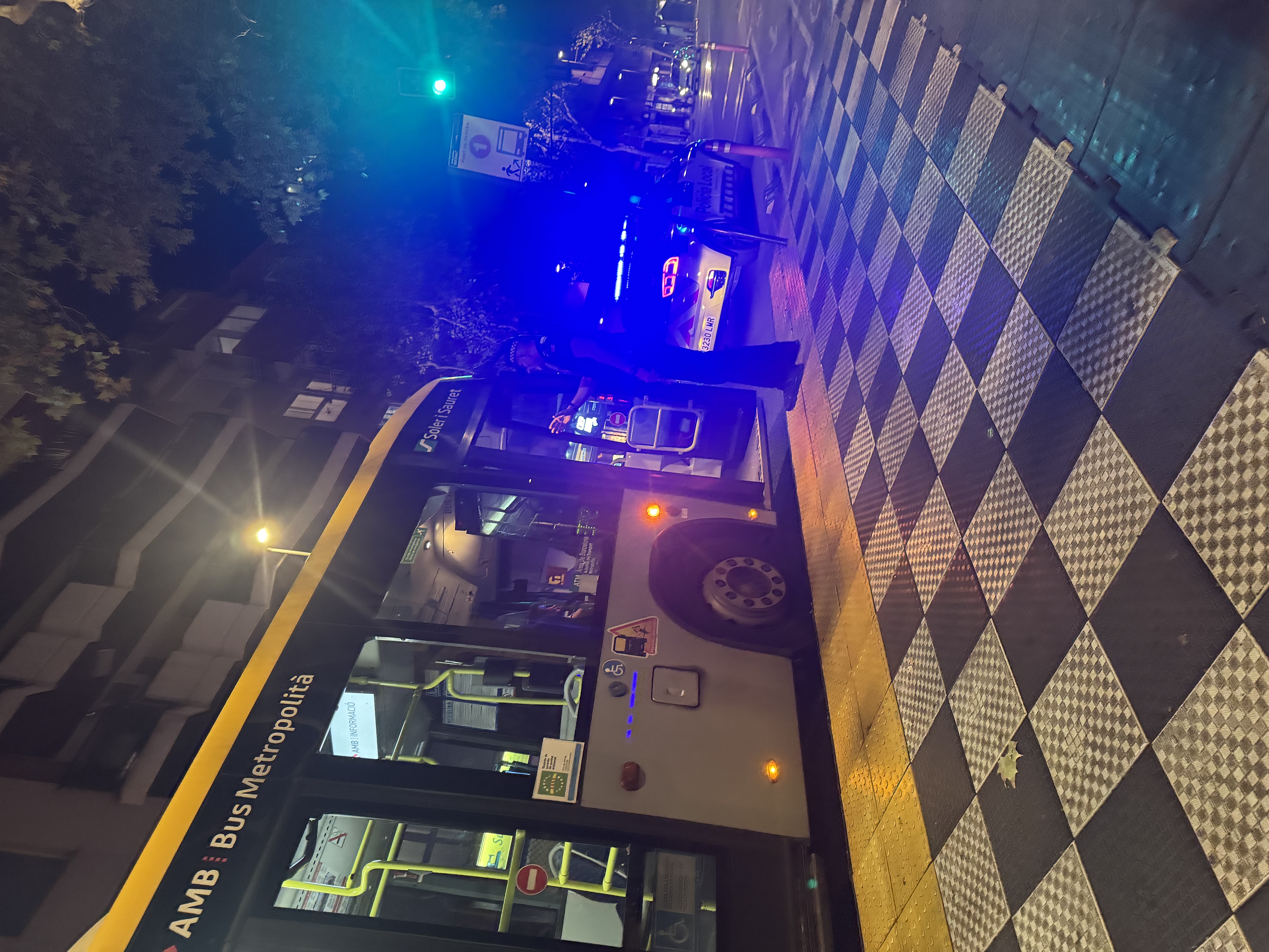 Un hombre no se quiere bajar del bus al intentar meter bicicleta eléctrica