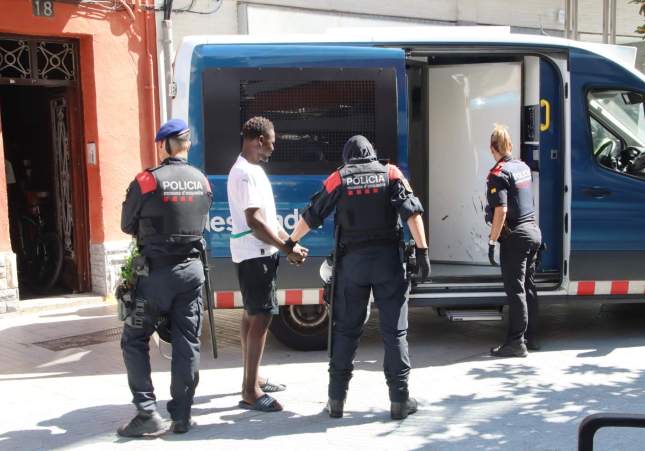 Macrooperación contra el top manta en Salou, Cambrils y Reus: 19 detenidos, 3 mossos heridos y registros