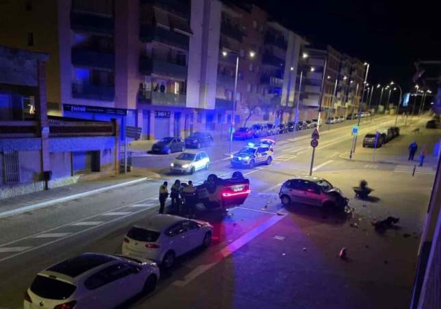 Vuelca un coche de los Mossos tras embestirlo una furgoneta robada para escapar de un control en l'Anoia