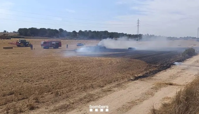 Los Bombers trabajan en un incendio de vegetación agrícola en Santa Coloma de Queralt (Girona)