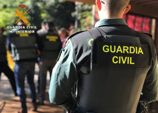 Detenido un preso fugado con seis búsquedas por retener a su expareja en un domicilio de Beniel