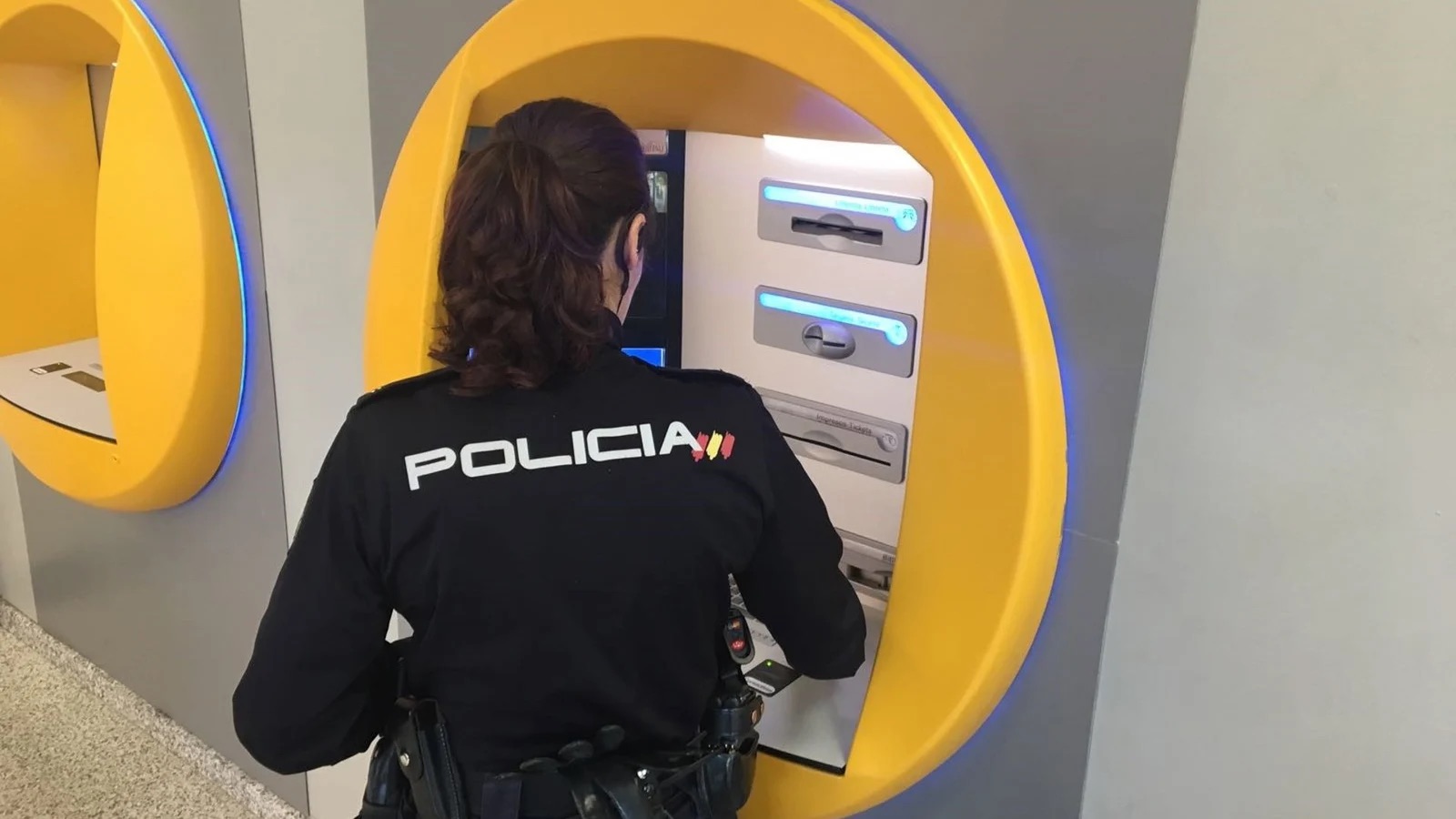 Dos atracadores armados se llevan más de 200.000 euros de una sucursal bancaria en Valencia